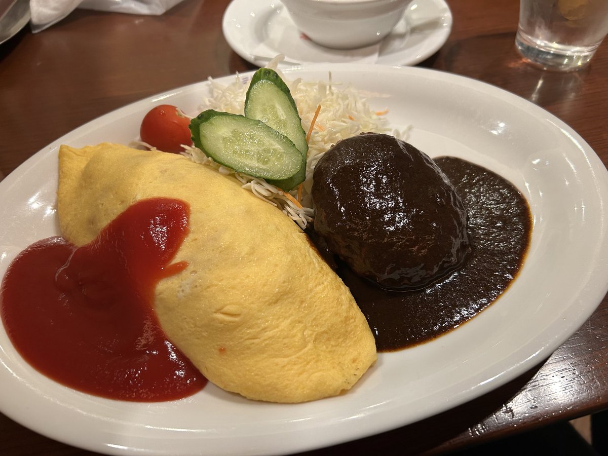 たいめいけんのオムバーグプレート
食べたら帰宅します🫡

#たいめいけん　#オムバーグ　#ボルシチ
#梅田