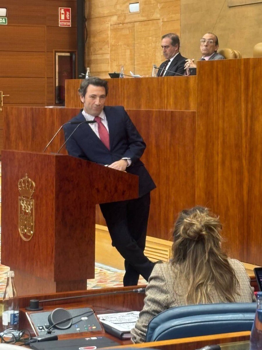 A este machirulo le falta llevarse a la Asamblea de Madrid caja de puros y botellas de coñac