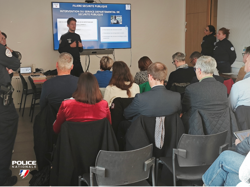 [LA ROCHELLE – RENCONTRE AVEC LES CHEFS D’ÉTABLISSEMENTS]
Hier, était organisé au sein du commissariat de La Rochelle une rencontre avec les chefs d’établissements (collèges et lycées) de l’agglomération rochelaise. Les  échanges ont été nombreux sur les sujets de la sécurité.