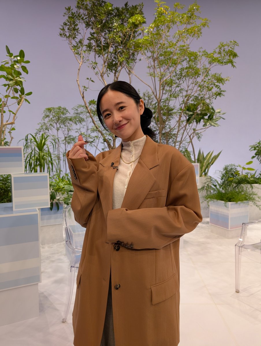 ANOTHERSKY_NTV's tweet image. #生見愛瑠 さん回の #堀田真由 さんは、
メンズライクなジャケットが印象的なクールな着こなしで登場✨
“ハート” ポーズも見せてくれました♡

そんな衣装の詳細はこちら↓
ジャケット、パンツ: #roku
カーディガン: #hbeautyandyouth

#アナザースカイ #Pixelで撮影 #韓国 @mayuhotta0402