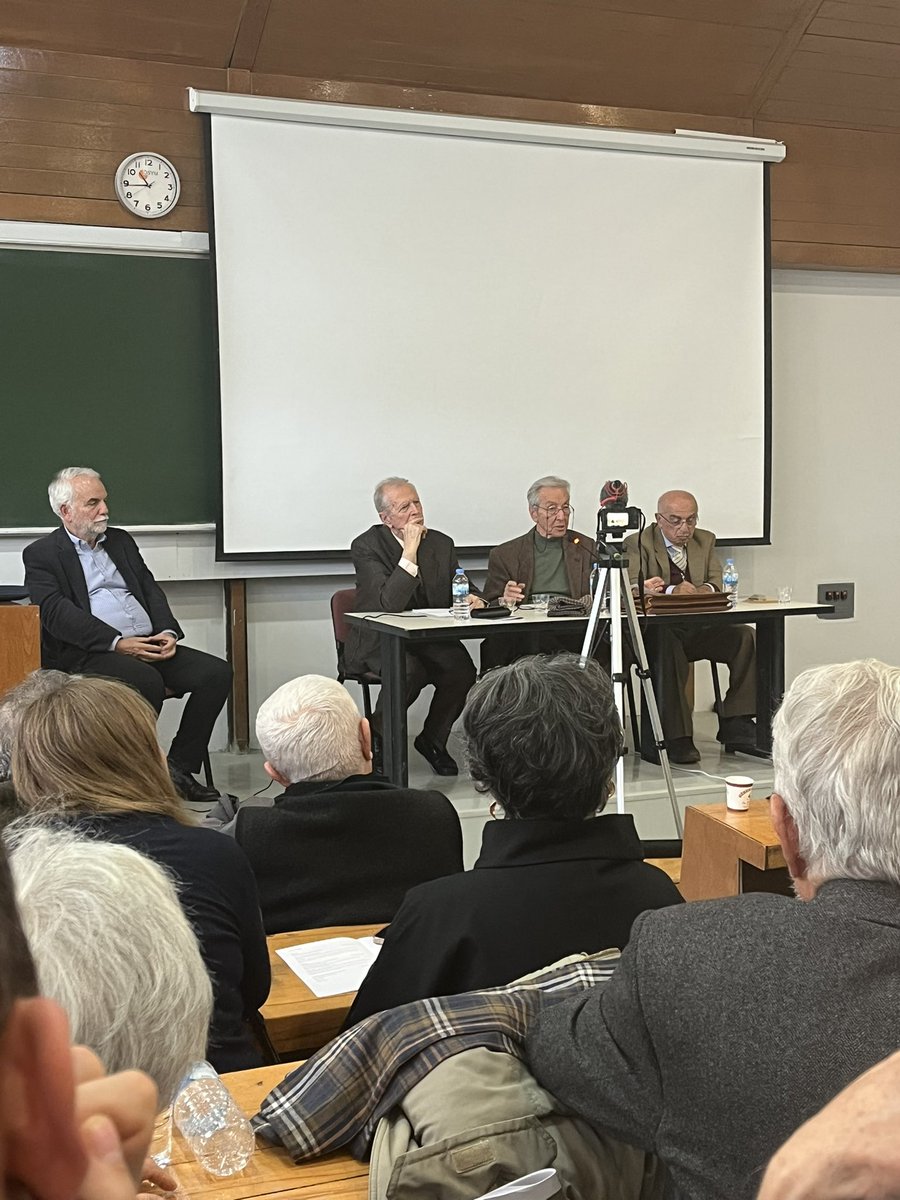 Korkut Boratav’ın onuruna düzenlenen Dünyadan Türkiye’ye - İktisattan Siyasete Sempozyumu’nun açılış oturumu başladı. Önce Korkut Boratav hocayı dinledik. Şimdi Bilsay Kuruç, Oktar Türel ve Yakup Kepenek hocalardan Korkut hocayı dinliyoruz.