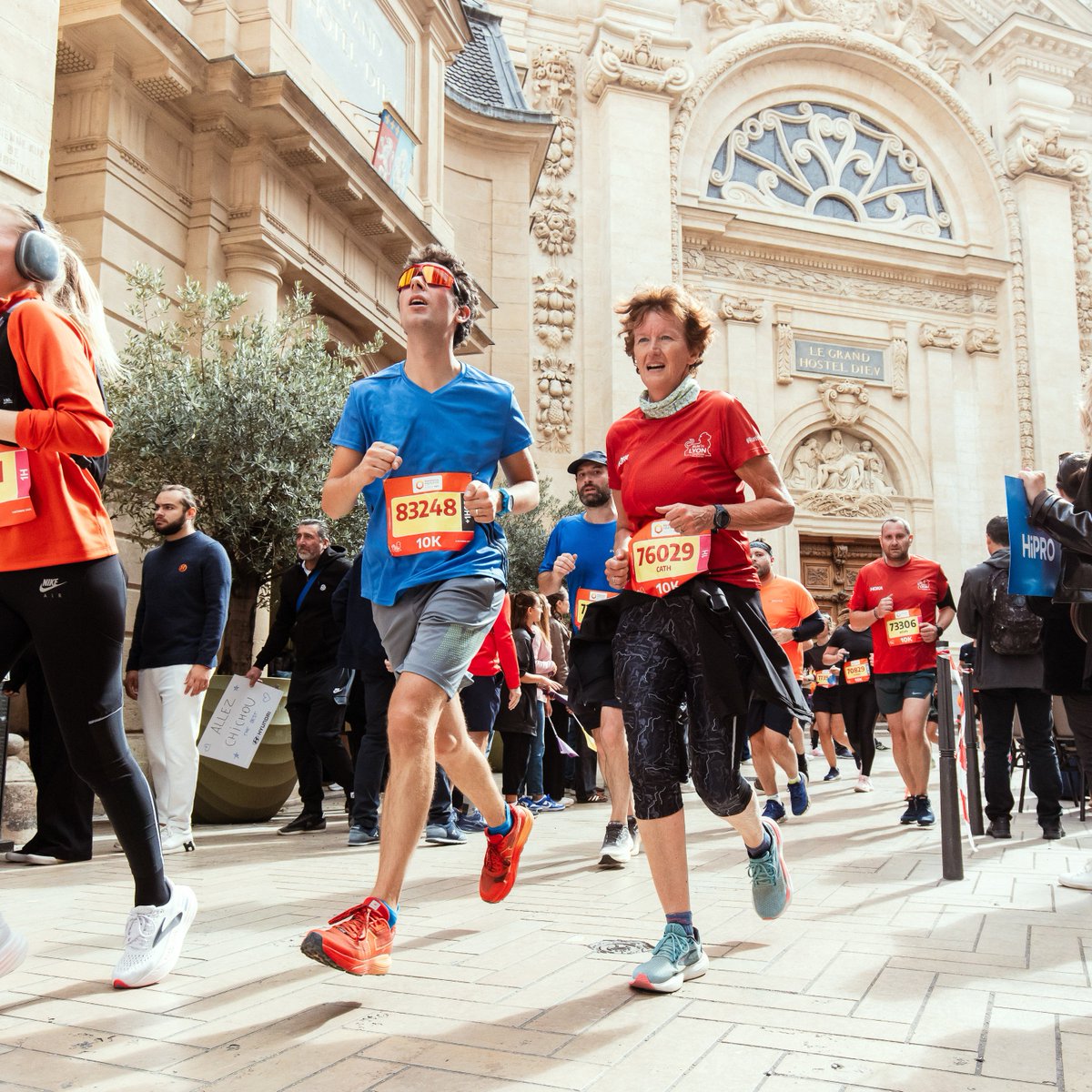 runin_lyon's tweet photo. Run Solidaire, 10K, 21K ou 42K ? Quel défi relèveras-tu l’année prochaine ?🦁
Prends vite ton dossard pour le #RunInLyon 2026 !

👉 https://t.co/oZwaqUkbI7

📸 A.S.O. / Morgan Bove https://t.co/TSUgUUoqoX