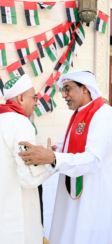 Bohras_MidEast's tweet photo. احتفالاً بـ #اليوم_الوطني_54، أقام #البهرة_الداوودية في #الشارقة مراسم رفع العلم. وقد جمع هذا الاحتفالُ الأفرادَ معاً للاحتفاء بتراث الإمارات العريق واتحادها الراسخ. نتقدم بخالص الشكر لضيف الشرف السيد عادل كرم، قائد بعثة كشافة الشارقة، لمشاركته إيانا هذه اللحظة المليئة بالفخر.
#عام_المجتمع_2025