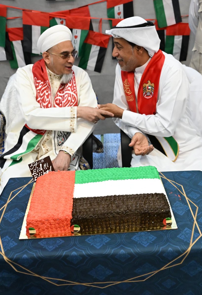 Bohras_MidEast's tweet photo. احتفالاً بـ #اليوم_الوطني_54، أقام #البهرة_الداوودية في #الشارقة مراسم رفع العلم. وقد جمع هذا الاحتفالُ الأفرادَ معاً للاحتفاء بتراث الإمارات العريق واتحادها الراسخ. نتقدم بخالص الشكر لضيف الشرف السيد عادل كرم، قائد بعثة كشافة الشارقة، لمشاركته إيانا هذه اللحظة المليئة بالفخر.
#عام_المجتمع_2025