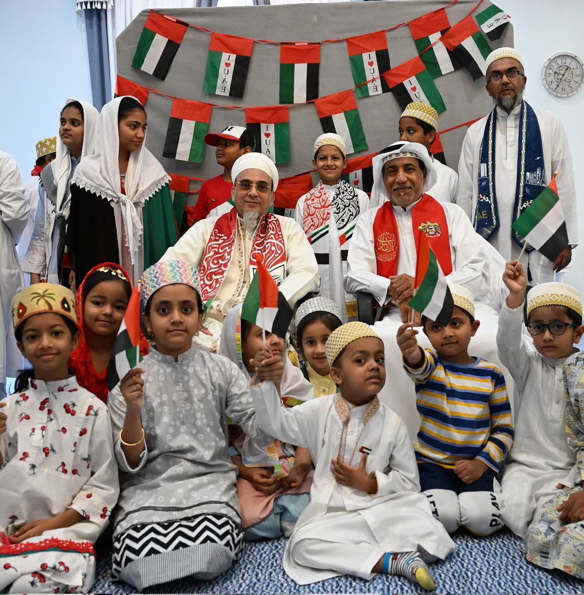 Bohras_MidEast's tweet photo. احتفالاً بـ #اليوم_الوطني_54، أقام #البهرة_الداوودية في #الشارقة مراسم رفع العلم. وقد جمع هذا الاحتفالُ الأفرادَ معاً للاحتفاء بتراث الإمارات العريق واتحادها الراسخ. نتقدم بخالص الشكر لضيف الشرف السيد عادل كرم، قائد بعثة كشافة الشارقة، لمشاركته إيانا هذه اللحظة المليئة بالفخر.
#عام_المجتمع_2025