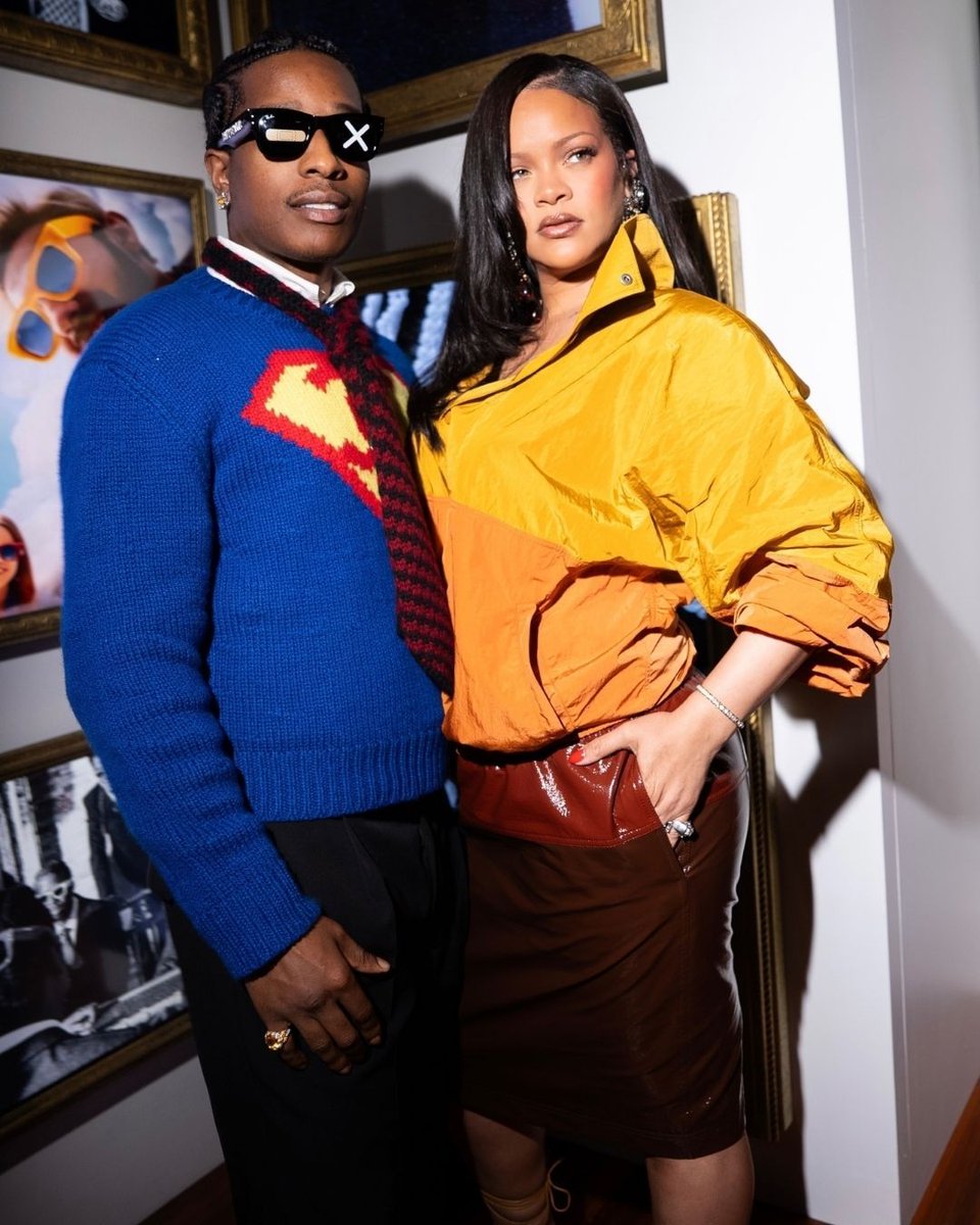 vogueturkiye's tweet image. #Rihanna ve A$AP Rocky, #ArtBasel kapsamında düzenlenen Ray-Ban etkinliğine uyumlu kombinasyonları ile katıldı. Riri #SaintLaurent görünümü ile dikkat çekerken A$AP Rocky, hafta başında Matthieu Blazy’nin ilk #Chanel Metiers d’art defilesinde sergilenen bir görünümü tercih etti.