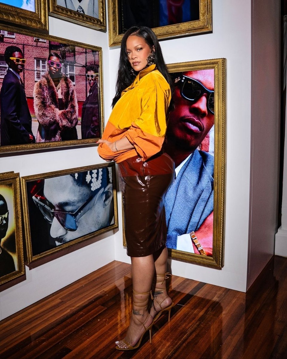 vogueturkiye's tweet image. #Rihanna ve A$AP Rocky, #ArtBasel kapsamında düzenlenen Ray-Ban etkinliğine uyumlu kombinasyonları ile katıldı. Riri #SaintLaurent görünümü ile dikkat çekerken A$AP Rocky, hafta başında Matthieu Blazy’nin ilk #Chanel Metiers d’art defilesinde sergilenen bir görünümü tercih etti.