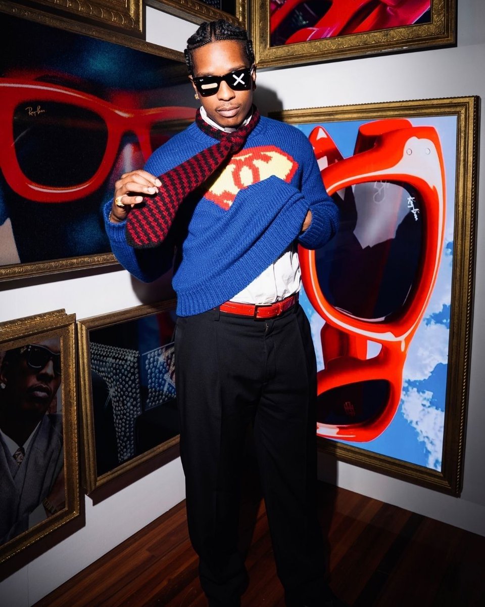 vogueturkiye's tweet image. #Rihanna ve A$AP Rocky, #ArtBasel kapsamında düzenlenen Ray-Ban etkinliğine uyumlu kombinasyonları ile katıldı. Riri #SaintLaurent görünümü ile dikkat çekerken A$AP Rocky, hafta başında Matthieu Blazy’nin ilk #Chanel Metiers d’art defilesinde sergilenen bir görünümü tercih etti.