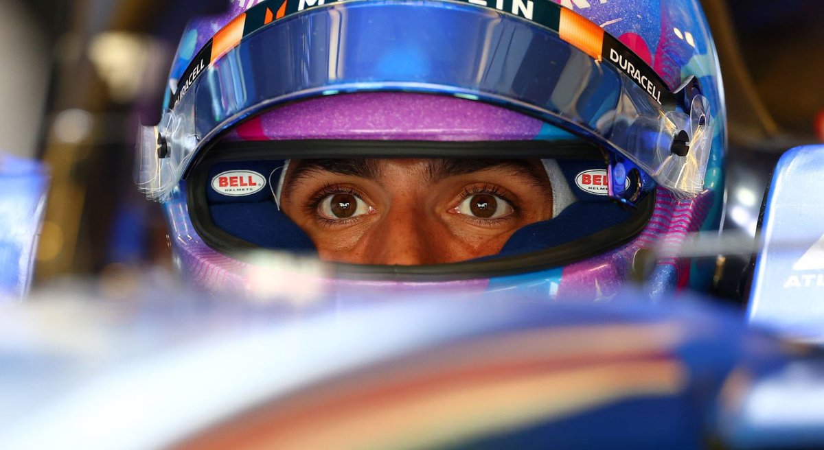 car55ainz's tweet photo. carlos’ helmet is in sparkles’ colors 🥹 https://t.co/quymRG0apj
