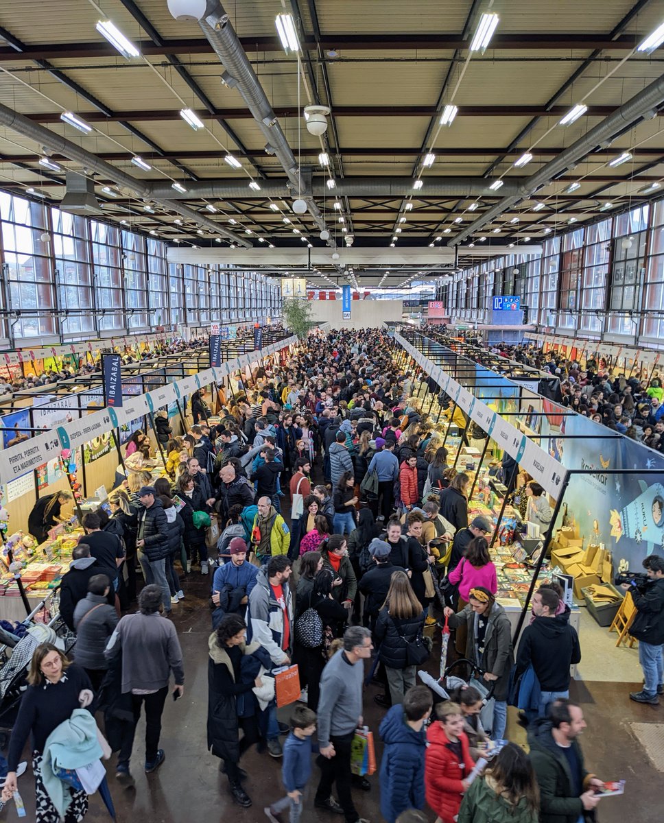 📍Durangoko Azoka, euskal kulturaren azoka handiena

📖Ehundaka postu, programa kultural zabala eta giro berezia, azken berriak ezagutzeko eta euskal kulturarekiko pasioa partekatzeko.

🔗 ow.ly/yiXS50XAxRT