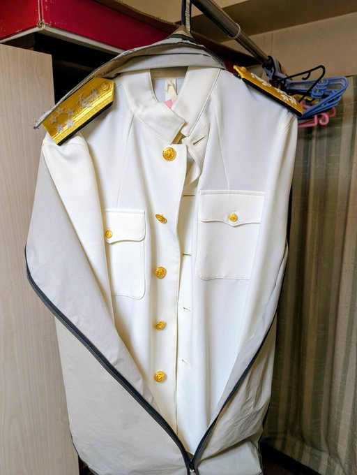 アメリカ海軍もあるぞ。5つ星の肩章なので元帥だ。以前友人の結婚式で司会したときに着用したぞ。略綬がどっか行ったな。 