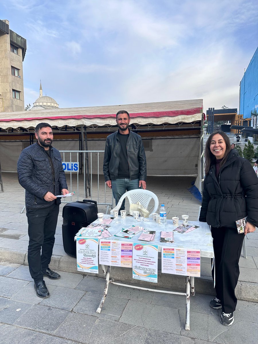 SiyarBeWan's tweet photo. Van'da uyuşturucuya karşı Cumartesi günü saat 13.00'te yapacağımız yürüyüşe davet etmek amacıyla Van'ın çeşitli yerlerinde stand açıp çağrılarımızı yapıyoruz. #ŞiyarBeWan https://t.co/f4B112UIpS