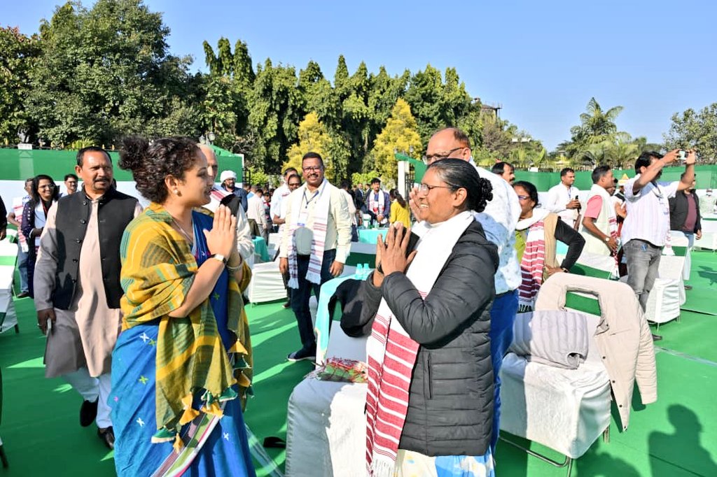 आज हेमंत जी के साथ देश के कई राज्यों से आए आदिवासी समाज के प्रतिनिधियों से मुलाकात करने का सुअवसर मिला। एकजुट आदिवासी समाज ही अपने हक अधिकार के लिए लड़ सकता है, ताकत के साथ आगे बढ़ सकता है।
झारखण्ड की वीर भूमि पर पधारने के लिए सभी का हार्दिक आभार और जोहार।
<a href="/HemantSorenJMM/">Hemant Soren</a>