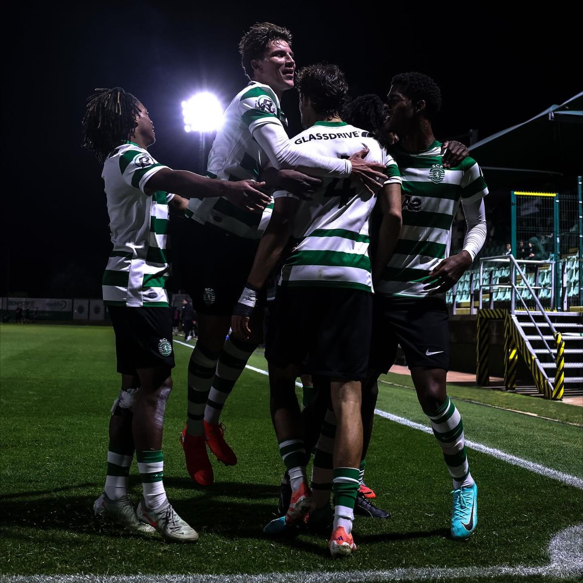 ⚽️🇵🇪 𝐀𝐓𝐄𝐍𝐂𝐈𝐎𝐍: ¡Primer gol de Víctor Guzmán en Portugal!

El delantero de 19 años se estrena en su primera titularidad con el Sporting Club U23. Le acaba de anotar al Farense por Liga Revelação 🇵🇹.