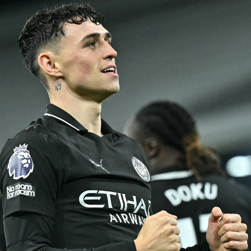OfficialFPL's tweet photo. PSA 📢

Make sure to use all your free transfers before Gameweek 15, as ALL managers will get FIVE free transfers after the GW15 deadline 👇