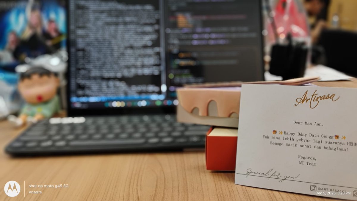 ultah yg santai tp tetep bikin hepi. trims teman2kuh. mana kuenya cheese tart, huwee... kesukaankuh bangat enaa.... seperti doanya semoga diriku makin bahagia... sama Fiony. 😅😜🤗🎂