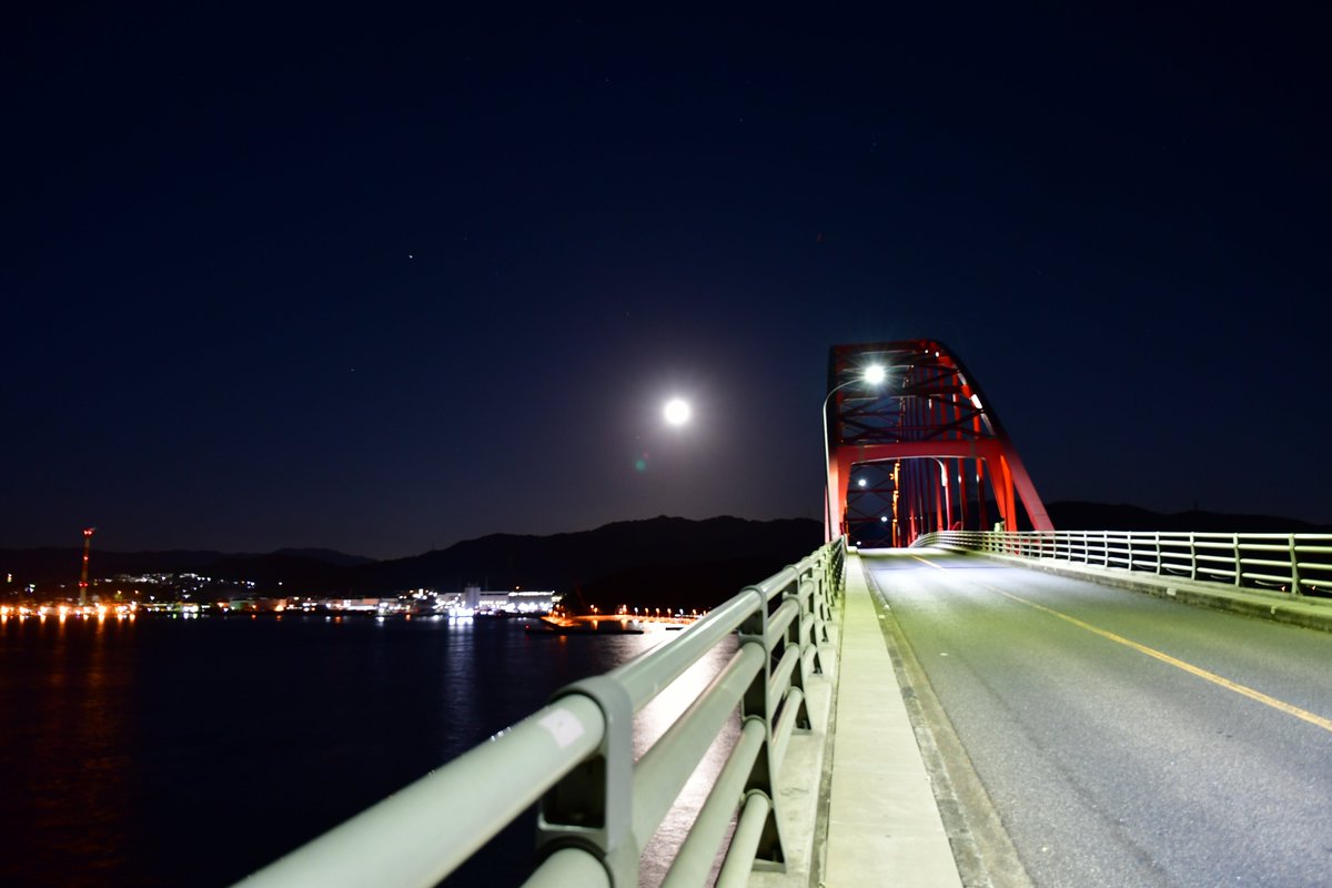 満月見つけた( *´艸｀) 今年2番目に大きい満月コールドムーンだ