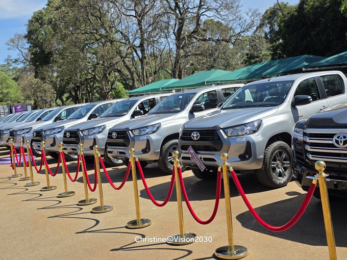 #YoungWomen4ED being “empowered” with cars by ED at State House this afternoon <a href="/NtateRanaka/">Ntate Mdluli 🇱🇸🇿🇼🇿🇦</a> <a href="/bla_bidza/">Bla B</a> <a href="/cdesetfree/">Setfree Nherera Mafukidze 🇿🇼</a> <a href="/mamakaCleo/">MaZwangendaba</a> <a href="/BantuPower/">@BantuPower Pan African</a>