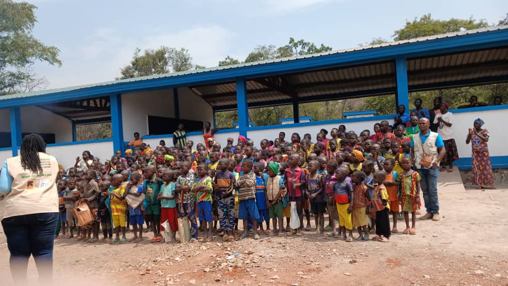Retour en image  pour la remise du bâtiment de l'école ZIKITI aux autorités, un projet financé par l'UNICEF et mise en œuvre par l'ONG AFEB
<a href="/UNICEF_CAR/">UNICEF Central African Republic</a> 
<a href="/OCHA_CAR/">OCHA CAR</a>