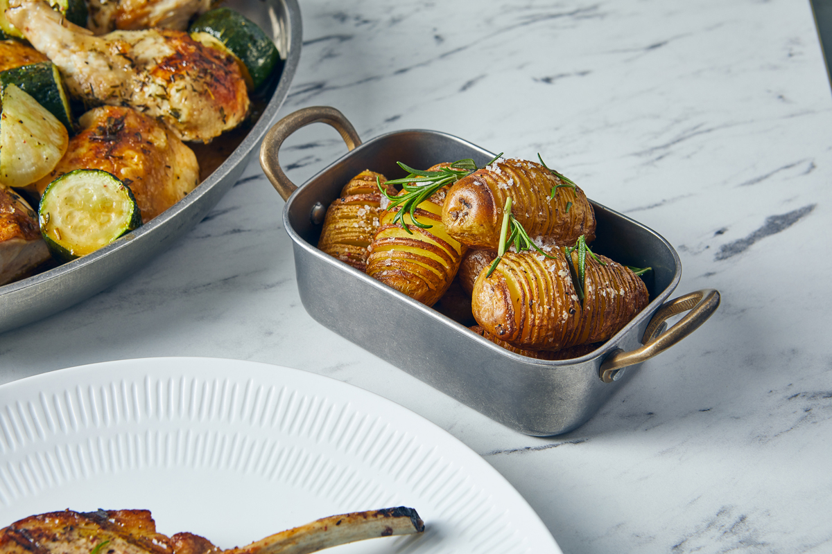 Happy #NationalComfortFoodDay!

Serve hearty favorites in style with our Mini Vintage Steel Roaster 🥘 Bold design, brass handles &amp; premium finish—perfect for roasted potatoes or Shepherd’s Pie! #GenWare 

Explore: nevilleuk.com/products/kw/ge…

#Hospitality #CasualDining