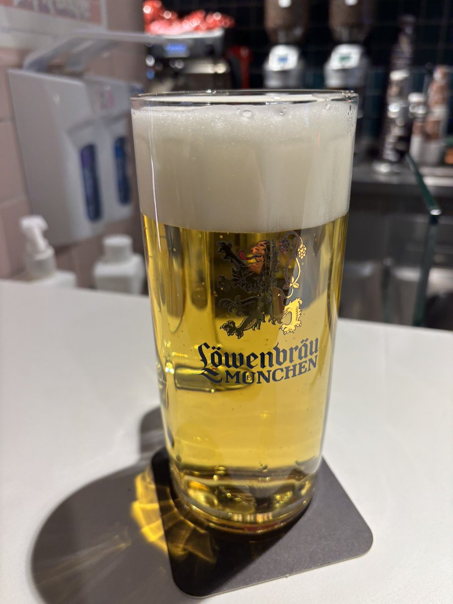HennigfeldWIT's tweet photo. #DaytimeDrinking am Düsseldorfer Flughafen. Ich besuche meine Bodensee-Freunde @hellosilka @lech_ch @mindpiss und andere https://t.co/9wVNLyq9Wh