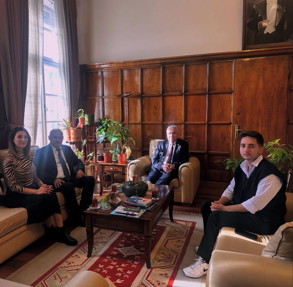 Genel Başkanımız Ramazan Özkaya, Genel Koordinatörümüz Reyhan Alacayaka Yakışır ve Su Ürünleri Mühendisimiz Kaan Kahraman, Ankara Üniversitesi Ziraat Fakültesi Dekanı Prof. Dr. Hasan Hüseyin Atar’ı makamında ziyaret ederek; ilerleyen süreçte gerçekleştirilecek olan projeler