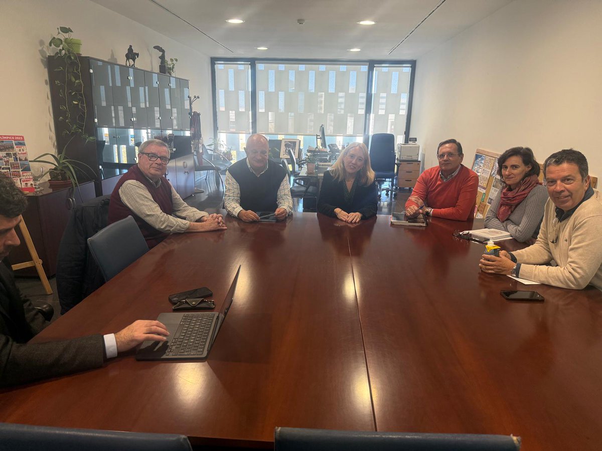 Esta mañana nos hemos reunido con el Ayuntamiento de Sevilla para estudiar futuros proyectos que ayuden a fomentar el patinaje en la ciudad 🤝

Muy agradecidos a <a href="/ricardovillenam/">Ricardo Villena</a>, Gerente del Instituto Municipal de Deportes del Ayuntamiento de Sevilla y a todo su equipo técnico.