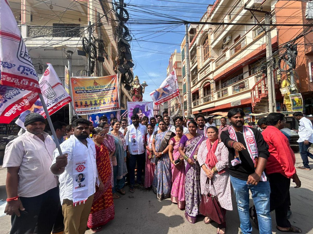 TeamRajakeeyam's tweet photo. జగద్గిరిగుట్ట లో  స్కామ్ గ్రెస్ నాయకుల దిష్టి వ్యాఖ్యలపై నిరసిస్తూ.. పవన్ కళ్యాణ్ గారికి దిష్టి తీసిన @QuthbullapurJSP ఇంచార్జి శ్రీ @JSPsathishNSK https://t.co/ZL215pj1dw