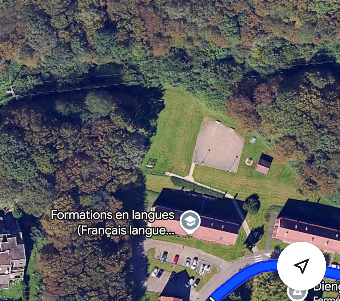 Des heures à jouer sur ce genre de terrain gras étant petit 🤓
10cm d’eau devant les buts, le ballon qui n’a plus de cuir, le + fort compte double dans la répartition des équipes (il a fini joueur pro) 
Les fautes sont jugées à l’unanimité sinon ça joue.