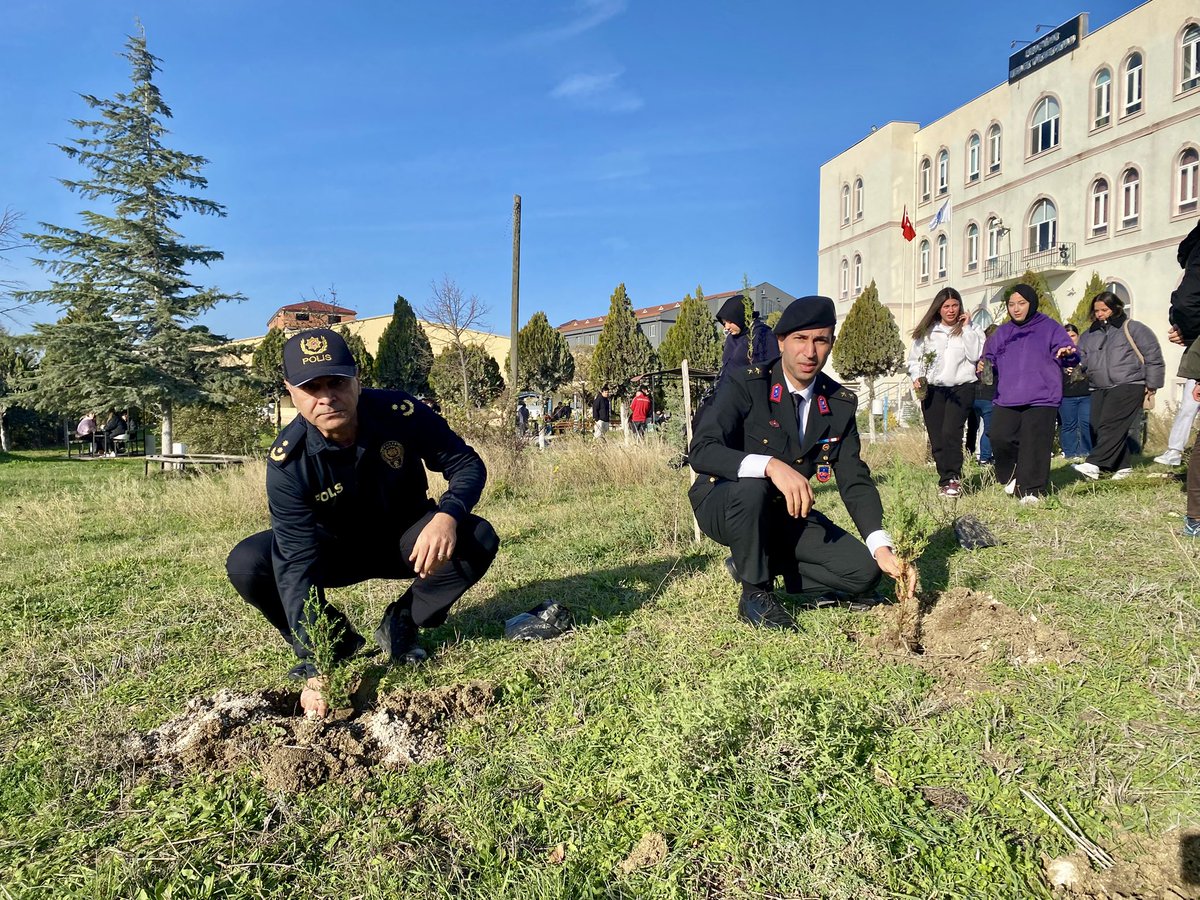 Kaymakamımız Sayın Enver ÖZDERİN, Pınarhisar Meslek Yüksekokulu tarafından Gürcistan’da Askeri kargo uçağının düşmesi sonucu şehit olan 20 kahraman vatan evladımızı anmak amacıyla düzenlenen ağaç dikim etkinliğine katıldı.
