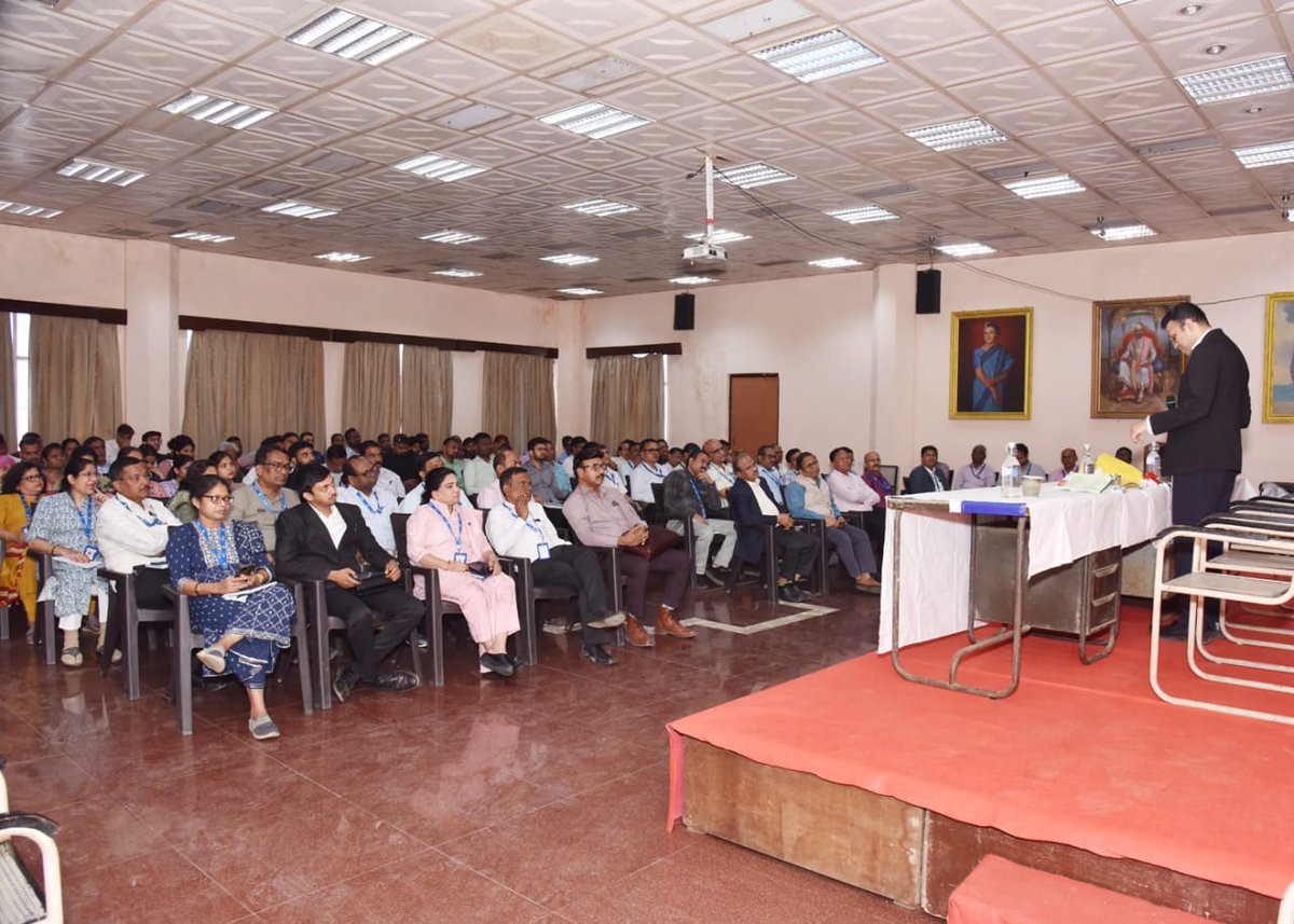 MumbaiPortTrust's tweet photo. An awareness workshop on the implementation of Labour Codes was conducted on 04.12.2025 for contractors, contract workers, and MbPA employees by Adv. Anand Pai. Mr. Pai explained all four Labour Codes in detail and addressed audience queries.
#LabourCodes #AwarenessWorkshop #MbPA https://t.co/8zgdsWddGh