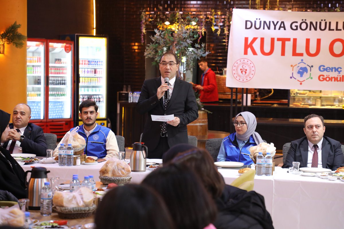 📌Vali Yardımcımız Tuncay Karataş ve İl Müdürümüz  Ahmet Çelebi, #DünyaGönüllülerGünü vesilesiyle, yaptıkları çalışmalarla ilimize değer katan gönüllü gençlerimizle keyifli bir kahvaltıda buluştu.

Tüm gönüllülerimize minnettarız. 💐

İyi ki varsınız! 🙏