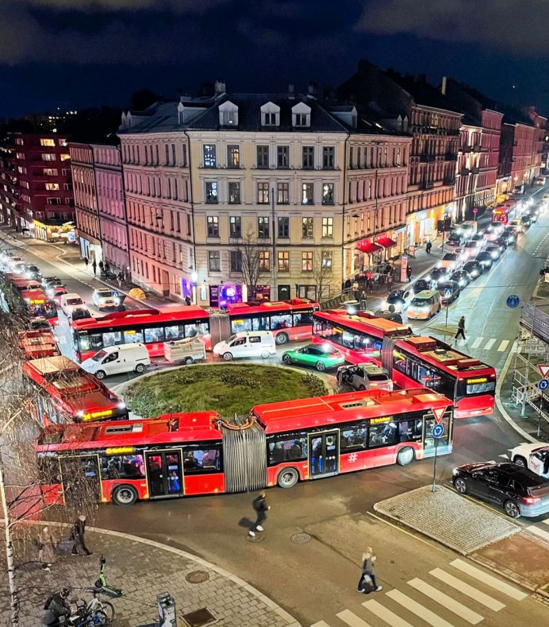 '4 buses stuck on a roundabout in #Oslo'.
Or: 'The latest unsolicited provocation by the Lab of Thought?' 🤡

Instead of asking permission to open a street —and creating predictable resistance— we just need 4 bus drivers to create a feasible and radical temporary intervention!