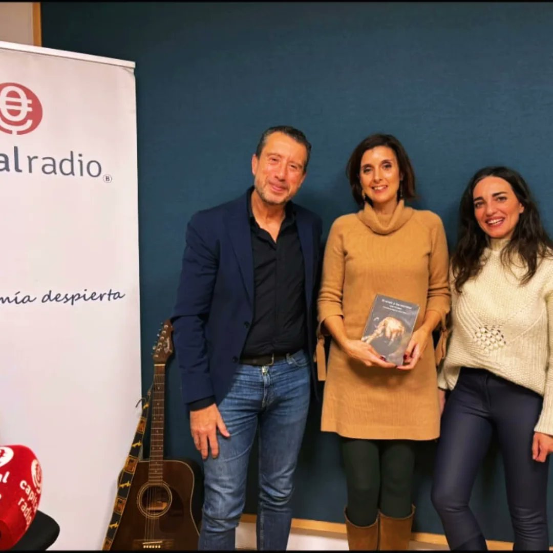 ybernia_books's tweet photo. Esta semana hemos tenido la gran suerte de estar de nuevo en Capital FM para hablar de nuestra publicación El arado y las estrellas. ¡Siempre es un placer conversar con ellos sobre teatro, libros y creatividad!

#radio #entrevista #teatro #libros #irlanda #clásicos https://t.co/ec3WlMNV4w