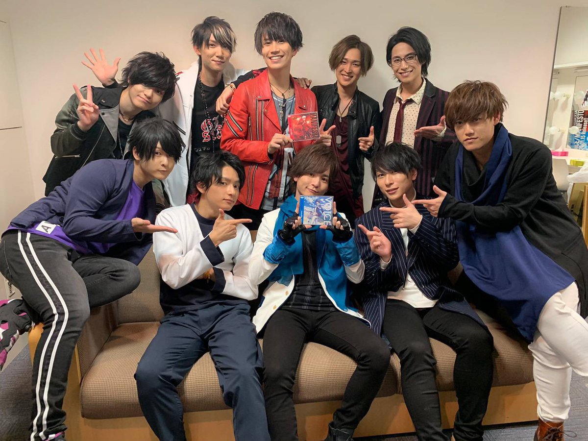 kousuke_drums's tweet photo. 今日はGYROAXIA初ライブから6周年！👏
応援してくれる皆のおかげでここまでこれました！これからも最強仲良しバンドでいるでな🥰
深幸くんドラムセット組み上げた日の写真と集合写真見つけました🕺🏻

#GYROAXIA https://t.co/WEwjkKHUu7