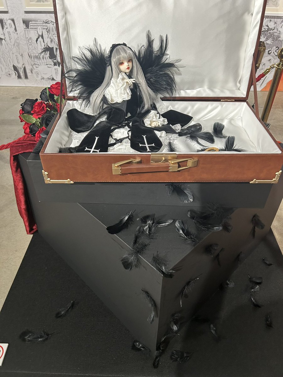 PEACH-PIT25周年展にて展示されていたDOLKさんの真紅と水銀燈、生で見たらものすごいオーラでした！
(写真がうまくなくすみません)