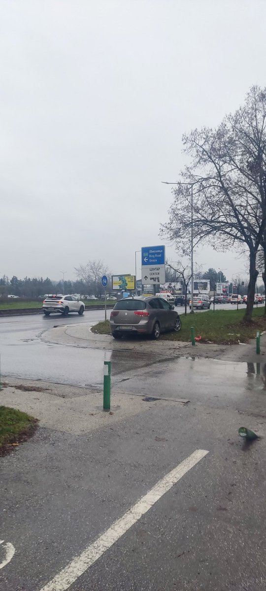 Лека полека сите се тргаат од Партизанска и почињаат да ја уринираат Илинденска. Око не им трепнуе.