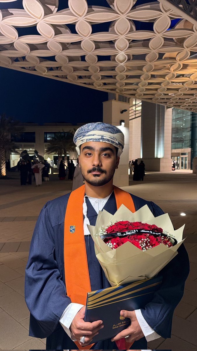 تبارك المدرسة للأستاذ محمد أحمد المعيني، معلم اللغة الإنجليزية، بمناسبة تخرّجه من جامعة صحار، متمنّين له دوام النجاح والتوفيق في مسيرته المهنية والعلمية.