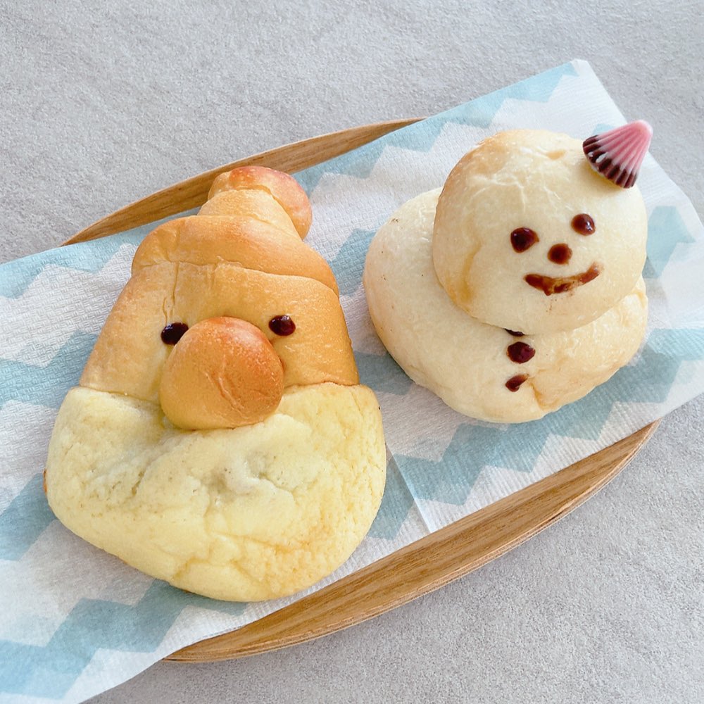 minihirari's tweet photo. ❄️サンタパンとゆきだるまパン❄️

見た目も可愛いし、
中のチョコクリームが
とっても美味しかったです(*´ `*)🤍 https://t.co/qB1xmy7EcL