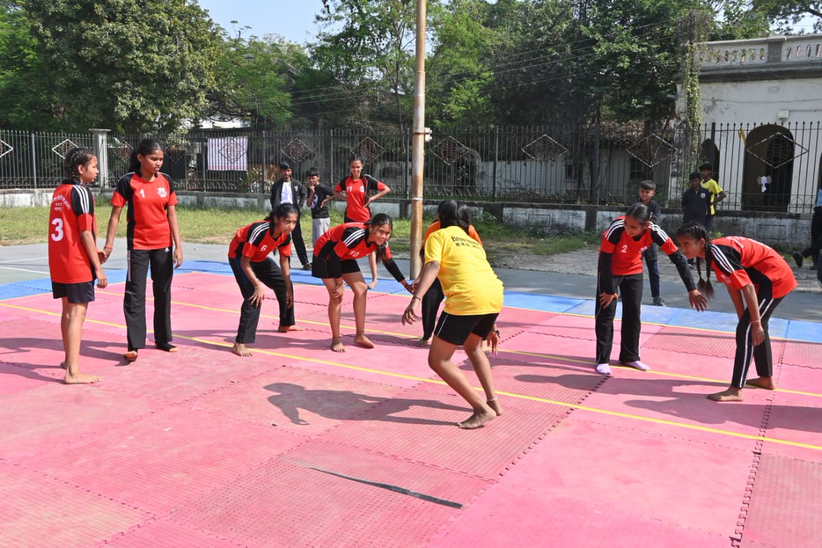 ngpnmc's tweet photo. नागपूर महानगरपालिकेच्या शिक्षण व क्रीडा विभागातर्फे नागपूर विद्यापीठाच्या रविनगर येथील मैदानावर आयोजित केलेल्या शिक्षणोत्सव अंतर्गत विविध क्रीडा स्पर्धा घेतल्या जात आहेत. यात मुले उत्साहाने भाग घेत आहेत.
.
.
#nmc #nagpur #games #school #nmcschool #sports #schoolcompitition https://t.co/cc2FUfj029