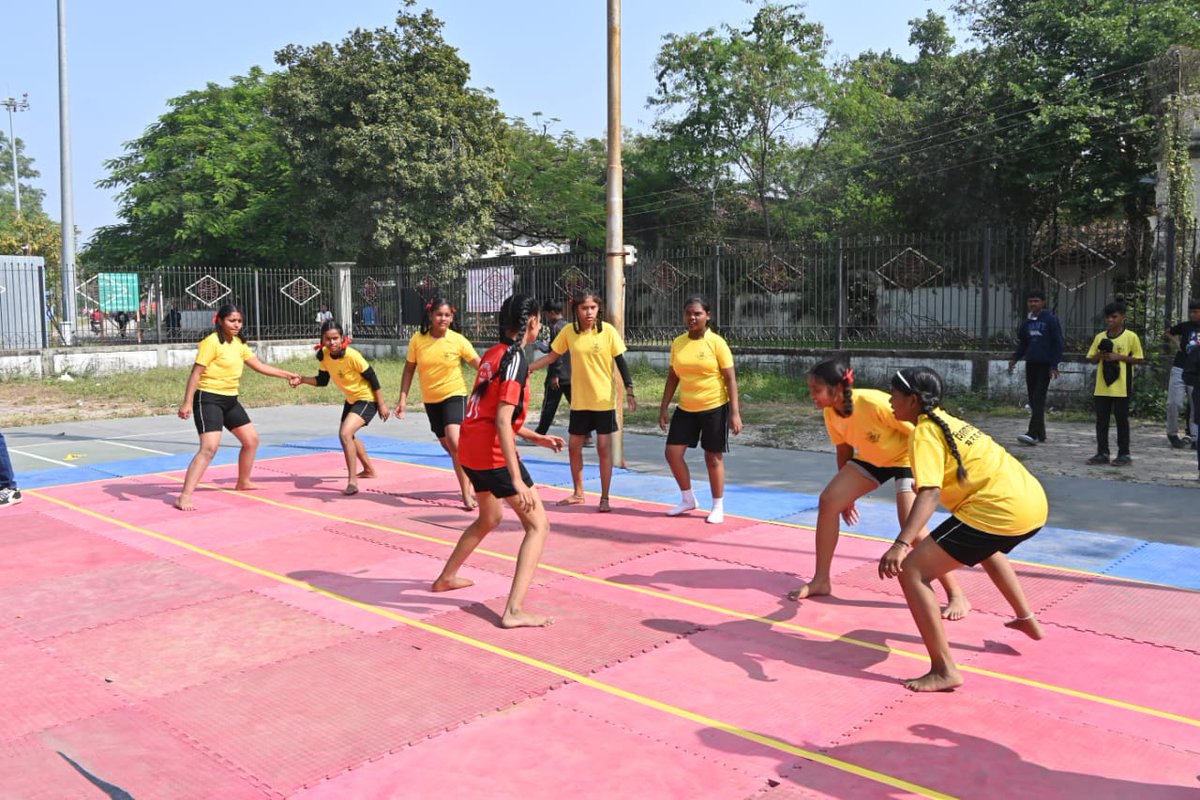 ngpnmc's tweet photo. नागपूर महानगरपालिकेच्या शिक्षण व क्रीडा विभागातर्फे नागपूर विद्यापीठाच्या रविनगर येथील मैदानावर आयोजित केलेल्या शिक्षणोत्सव अंतर्गत विविध क्रीडा स्पर्धा घेतल्या जात आहेत. यात मुले उत्साहाने भाग घेत आहेत.
.
.
#nmc #nagpur #games #school #nmcschool #sports #schoolcompitition https://t.co/cc2FUfj029