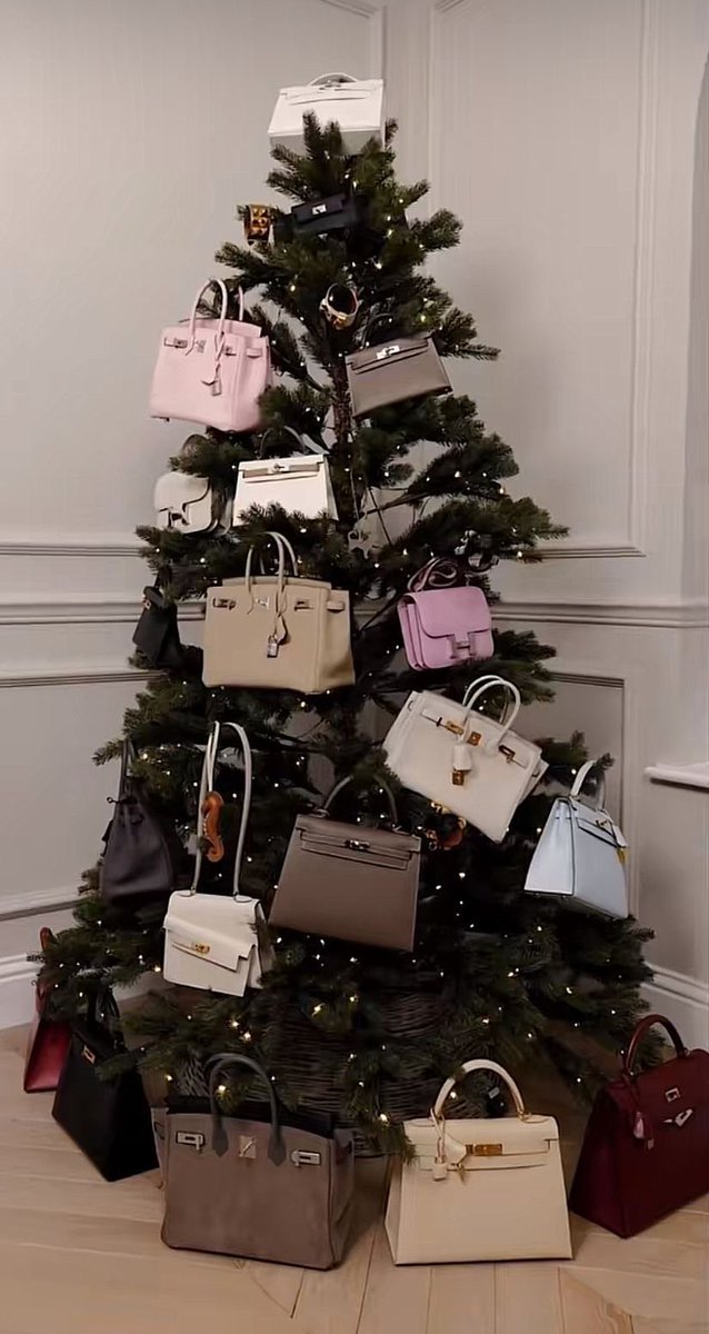 alvatabitha's tweet image. Every Wise Woman 
Builts  Her 🌲 Tree 😊

Have a wonderful #weekendloading 

#ChristmasGiftIdeas