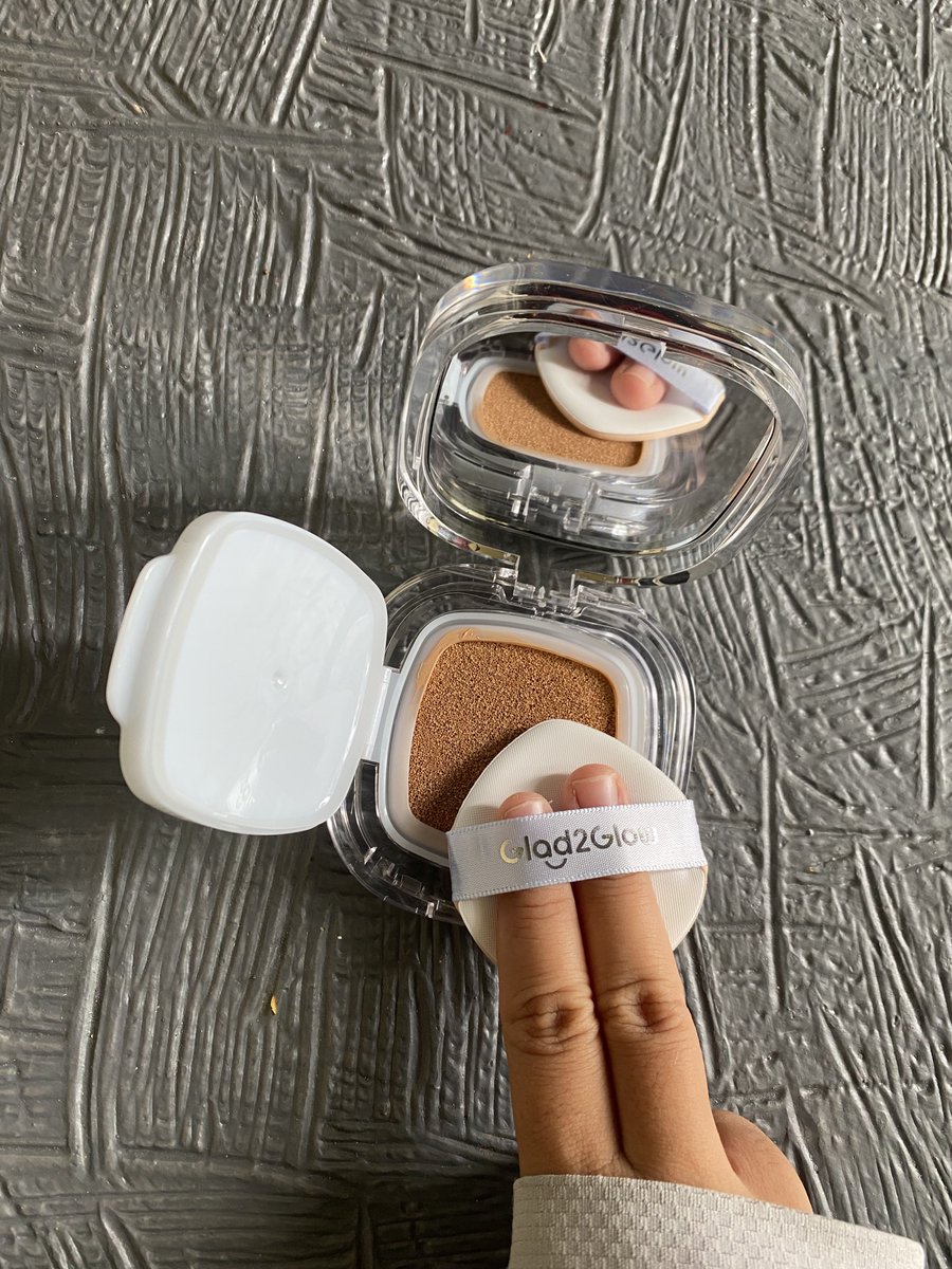GIVEAWAY G2G GLOW CUSHION 🪞✨
✅ buat 2 orang pemenang!

—rules:
1. wajib follow aku
2. RT + LIKE TWEET ini &amp; thread yg aku quote di bawah ⬇️
3. Reply “mau Glow Cushion baru Glad2Glow #G2GGlowCushion #MakeupKaca #RacuninMakeup”