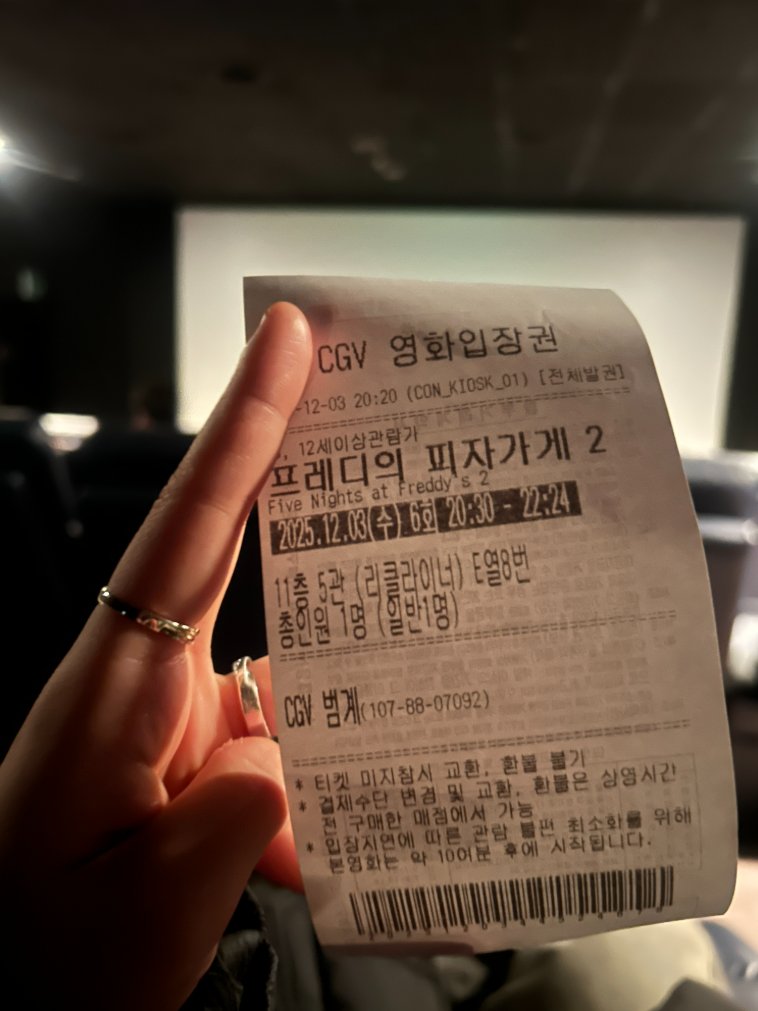 프레디의 피자가게 2 개봉하는 날 퇴근하고 보고 왔는데 
극장에 사람들 많더라
1편보다 무서워서 존잼이었음
