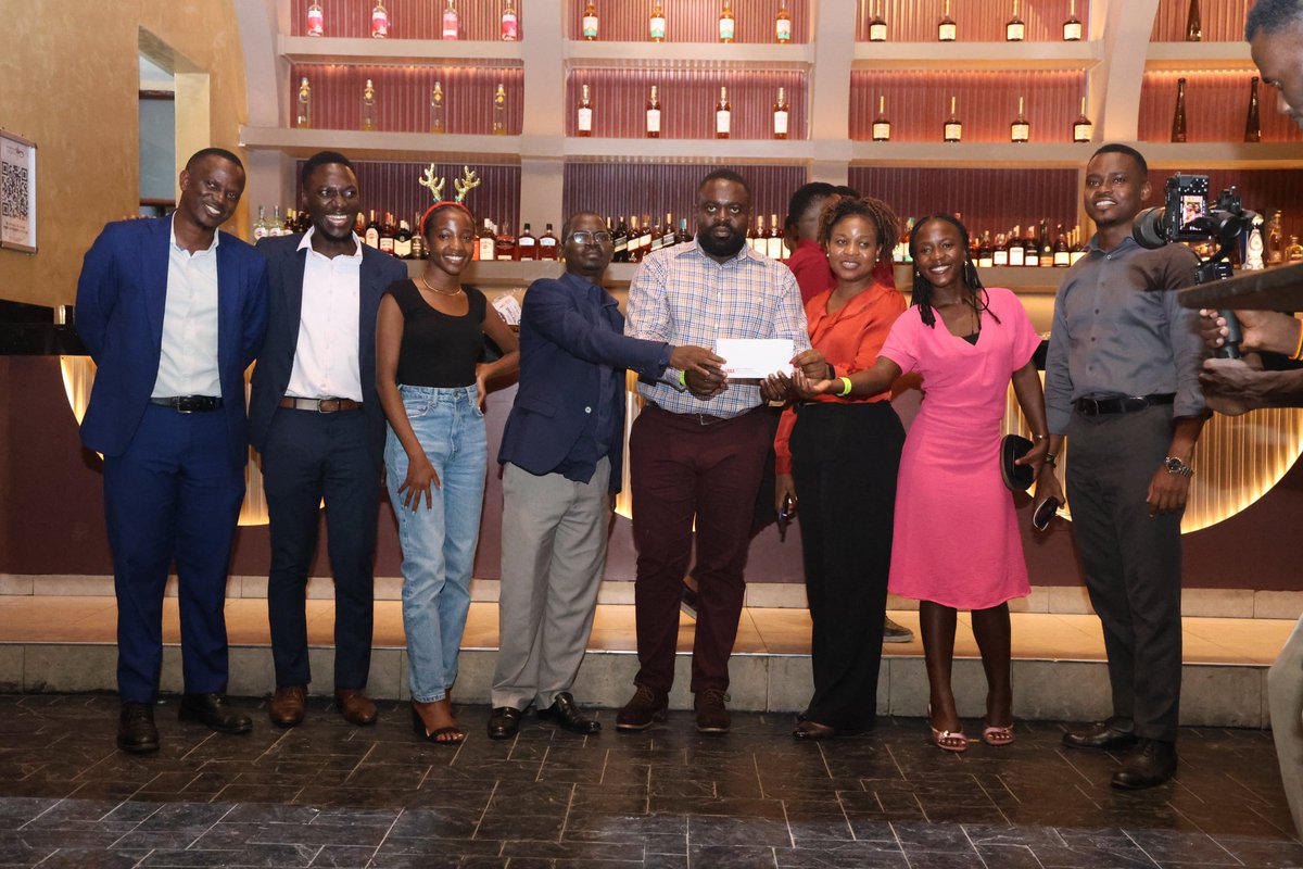 ayikoru_m's tweet image. #ICYMI:

About last night...

@URAuganda Tax Education's Robert Wamala Lumanyika (@RWLumanyika) in representation of the Asst. Commissioner for Public and Corporate Affairs, Robert Kalumba- @rkalumba1 handed over special prizes...

#FfeBanno