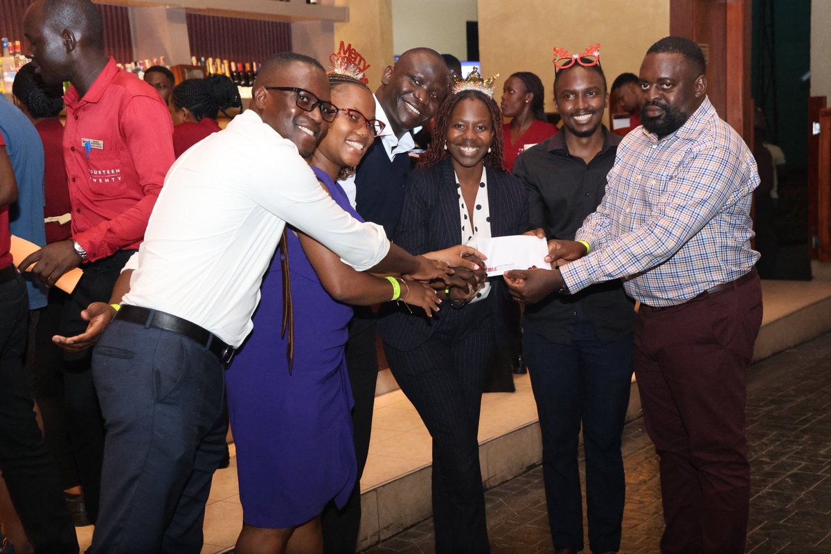 ayikoru_m's tweet image. #ICYMI:

About last night...

@URAuganda Tax Education's Robert Wamala Lumanyika (@RWLumanyika) in representation of the Asst. Commissioner for Public and Corporate Affairs, Robert Kalumba- @rkalumba1 handed over special prizes...

#FfeBanno