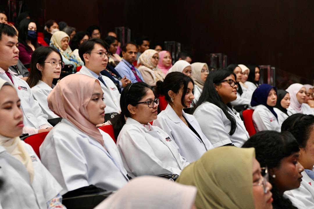 MohdShukriYajid's tweet photo. Officiated the Joint @MSUIMS Hippocratic Oath and @MSUmalaysia_SPH Pharmacy Oath Taking Ceremony 2025, in conjunction with @MSUMalaysia 36th Convocation. I am proud to witness our MBBS and Pharmacy students pledge their commitment to medical professionalism and holistic skills. https://t.co/zLB5hZFYYF