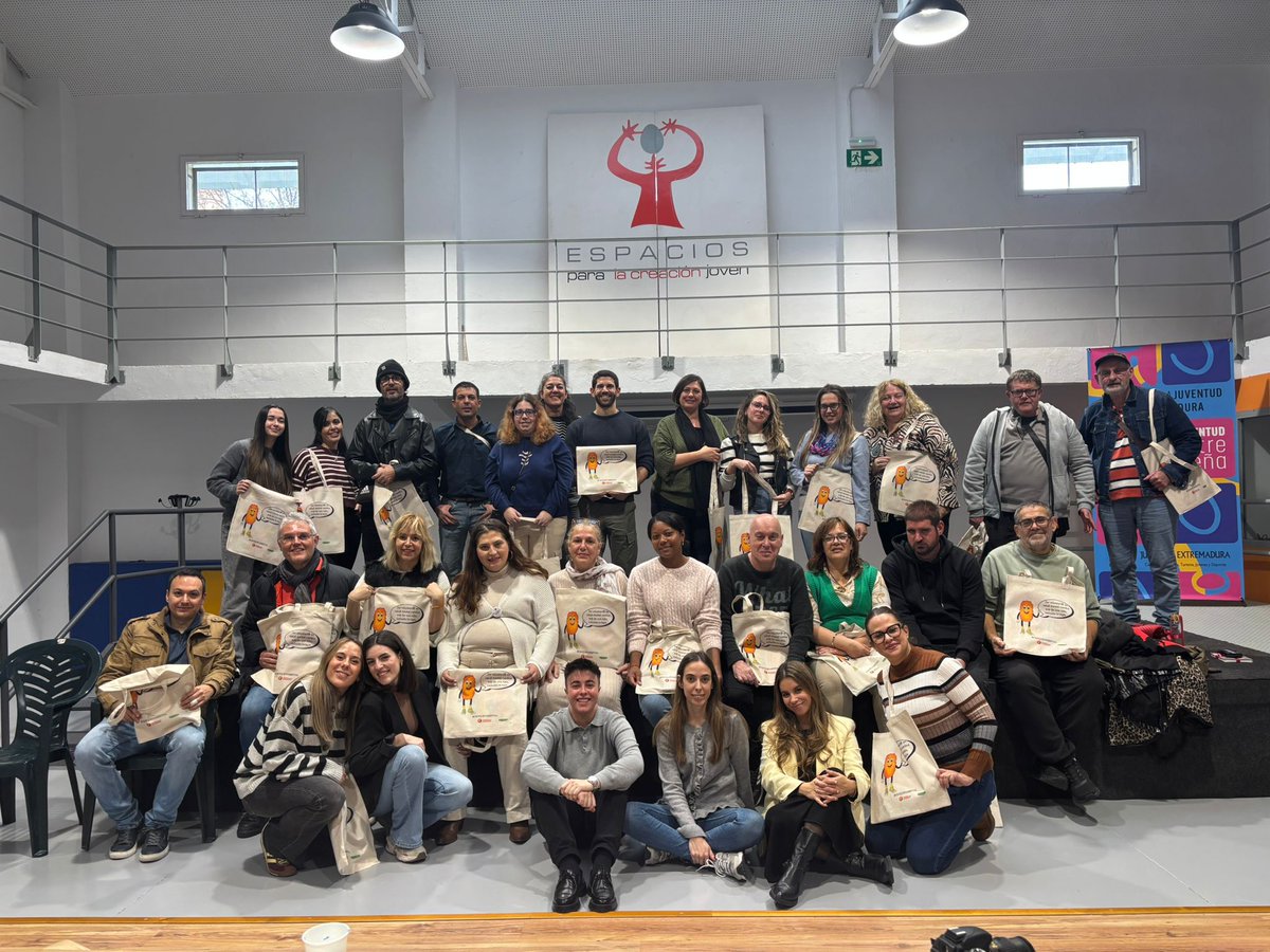 Ayer celebramos el Día del Voluntariado: bingo musical, mural colaborativo y baile con los Koalas en el ECJ de Zafra. ✨🙌 #voluntariado #feafessaludmentalextremadura #ayuda #equipo