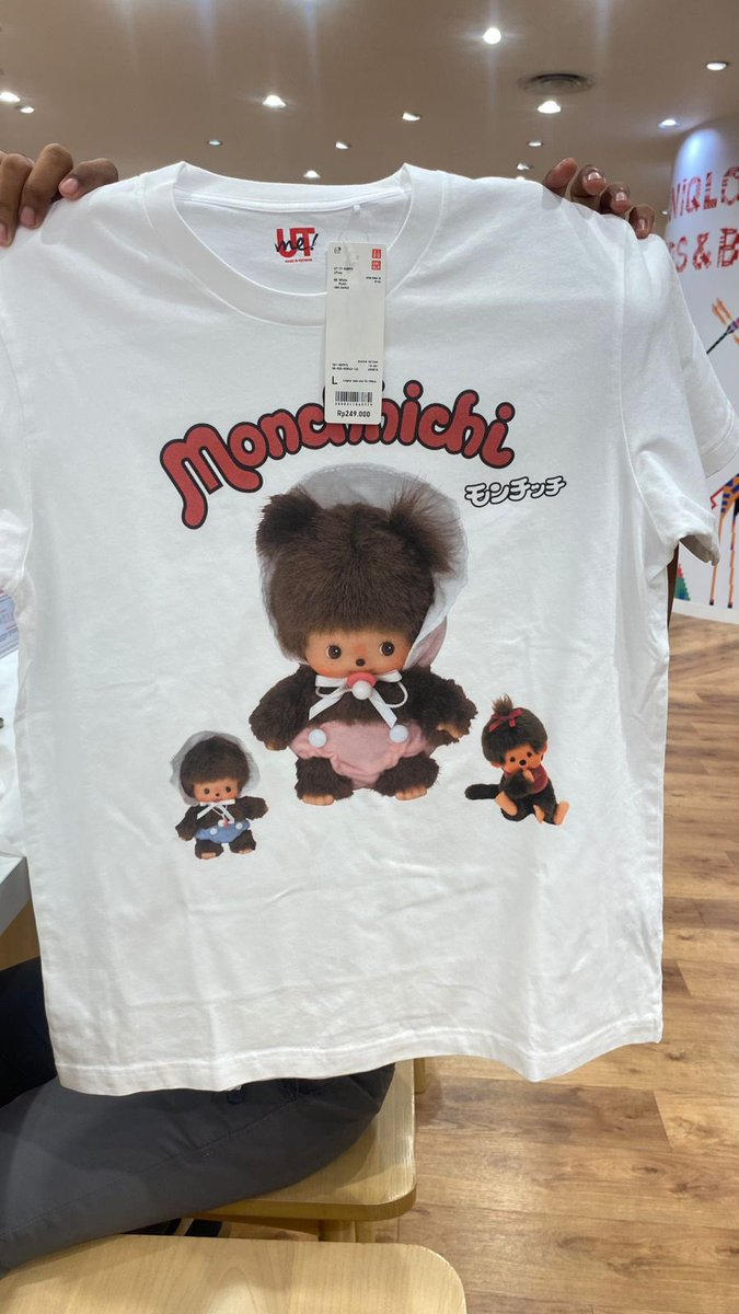 hii wts monchhichi uniqlo size L 🥹 
249k <3

baru beli belom pernah di pake baru di lepas tag aja, for sale karena kebesaran ternyata T__T