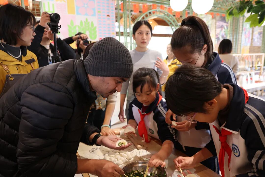 Qingdao hosted a two-day city experience program for 59 international students from nine local universities, bringing them to factories, historical districts, and rural vitalization sites to explore the city's innovation, culture, and community life. 🌏